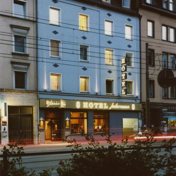 Hotelfassade Nacht 2